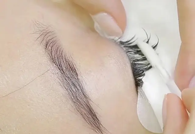 Remove Lash Extensions